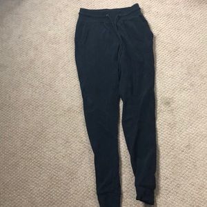 Alphalete Joggers: Black Alphalete Joggers